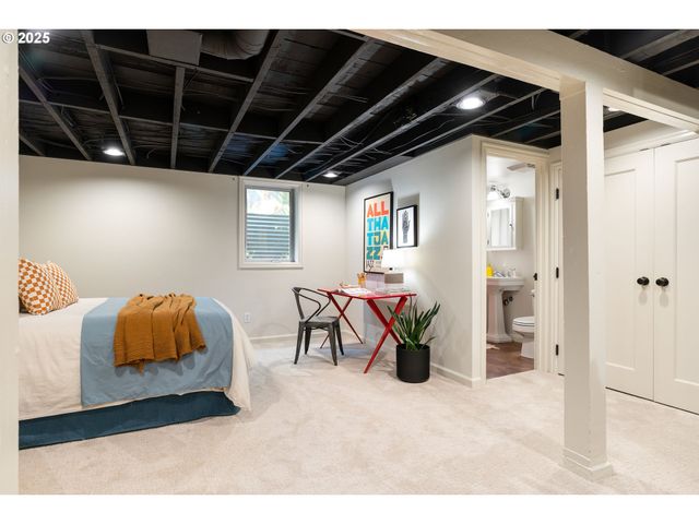 2825 Se HAWTHORNE Blvd, Portland, OR 97214