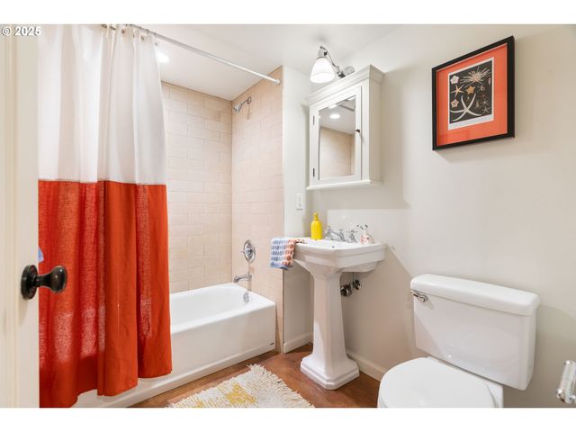 2825 Se HAWTHORNE Blvd, Portland, OR 97214