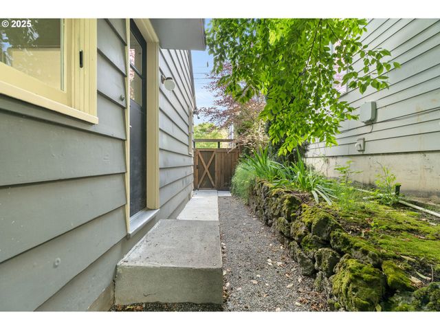 2825 Se HAWTHORNE Blvd, Portland, OR 97214