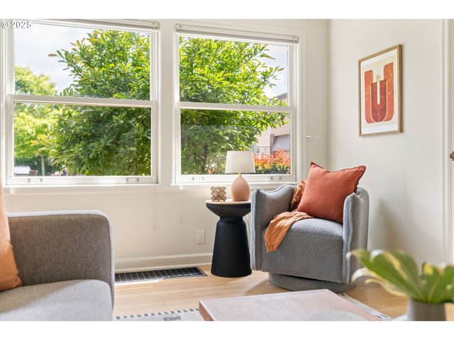 2825 Se HAWTHORNE Blvd, Portland, OR 97214