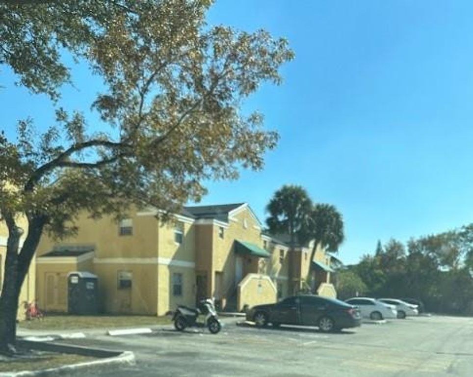 2431 NW 56th Avenue 204, Lauderhill, FL 33313