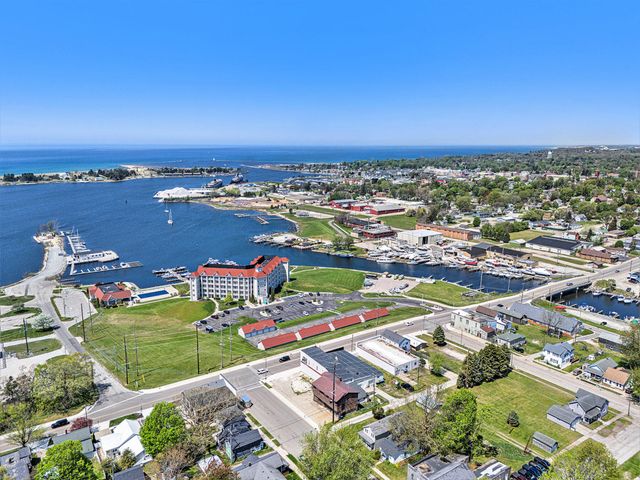 929 S Washington Avenue, Ludington, MI 49431