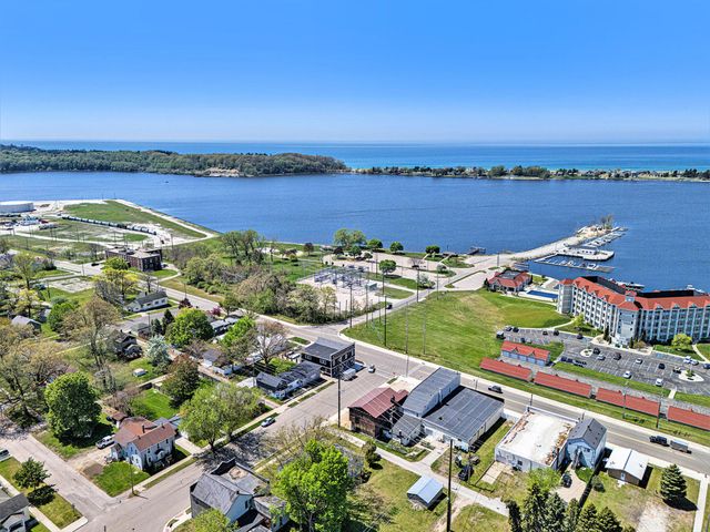 929 S Washington Avenue, Ludington, MI 49431