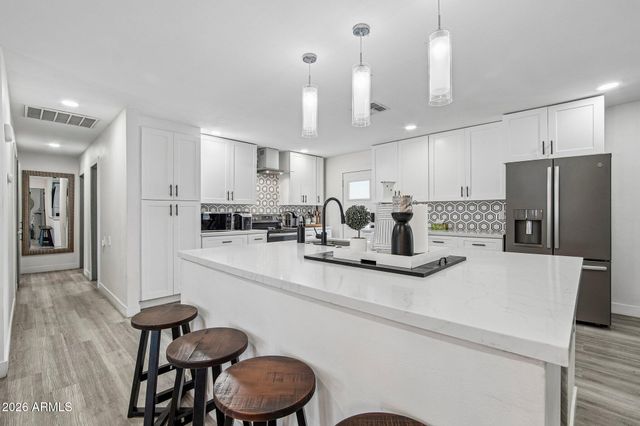 1530 W DUNLAP Avenue, Phoenix, AZ 85021