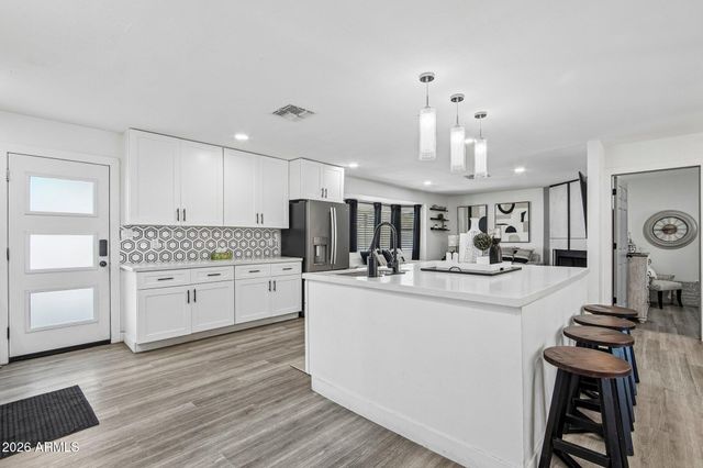 1530 W DUNLAP Avenue, Phoenix, AZ 85021