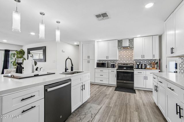 1530 W DUNLAP Avenue, Phoenix, AZ 85021