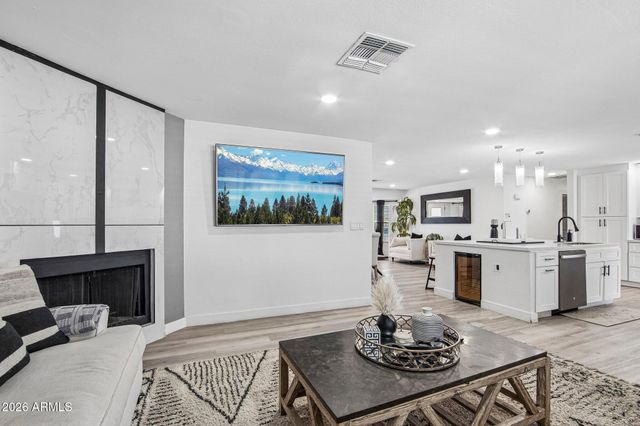 1530 W DUNLAP Avenue, Phoenix, AZ 85021