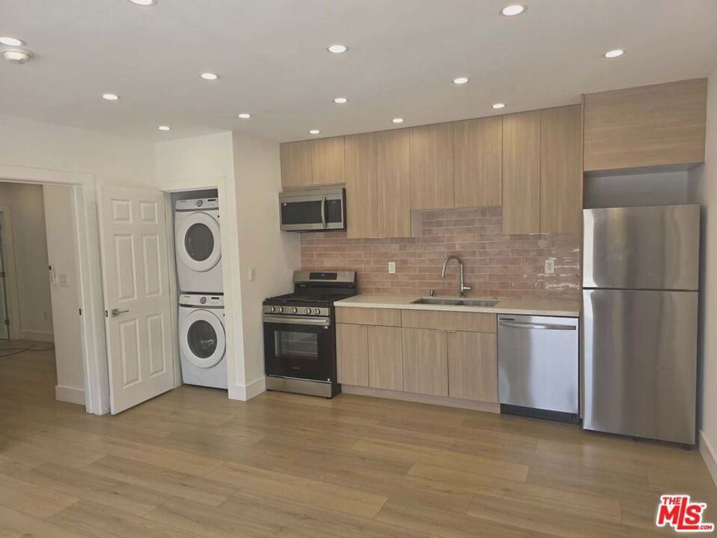 4233 Avocado Street, Los Angeles, CA 90027