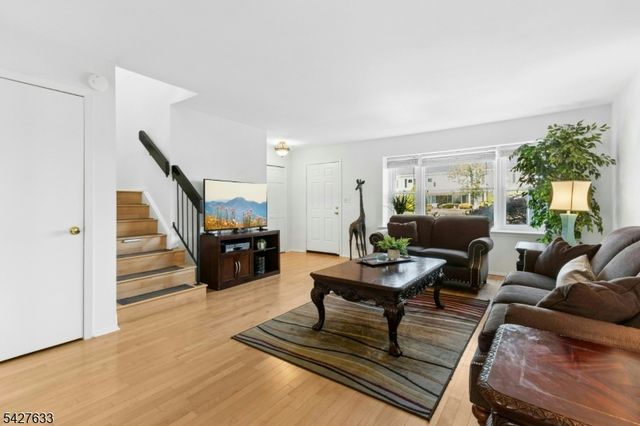 44 Tisbury Ct, Scotch Plains Twp., NJ 07076