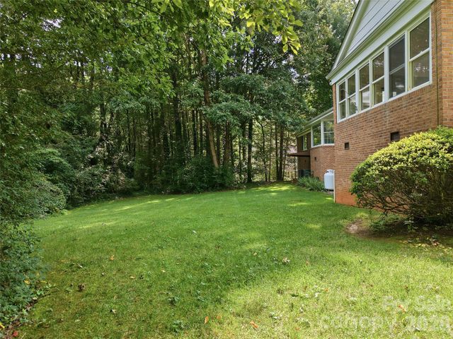 12 Legendary Road, Hendersonville, NC 28739