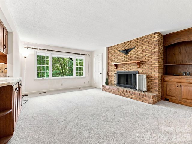 12 Legendary Road, Hendersonville, NC 28739