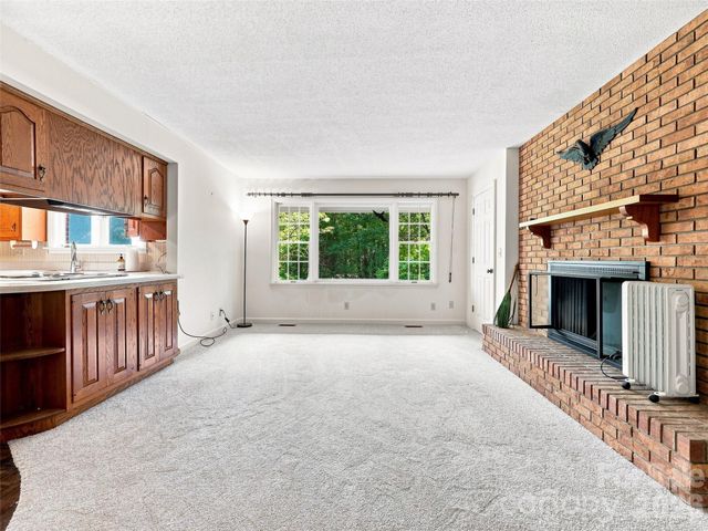 12 Legendary Road, Hendersonville, NC 28739