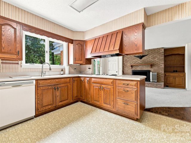 12 Legendary Road, Hendersonville, NC 28739