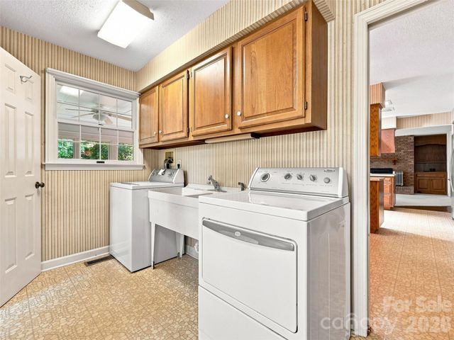 12 Legendary Road, Hendersonville, NC 28739