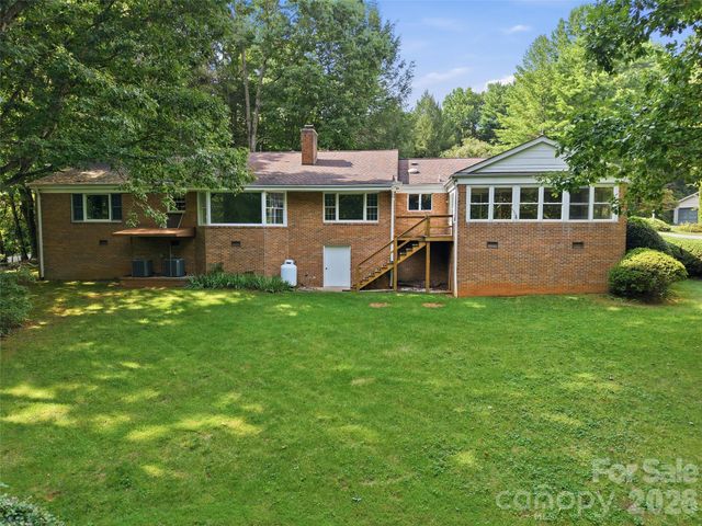 12 Legendary Road, Hendersonville, NC 28739
