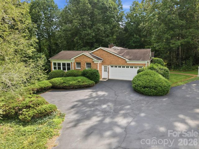 12 Legendary Road, Hendersonville, NC 28739