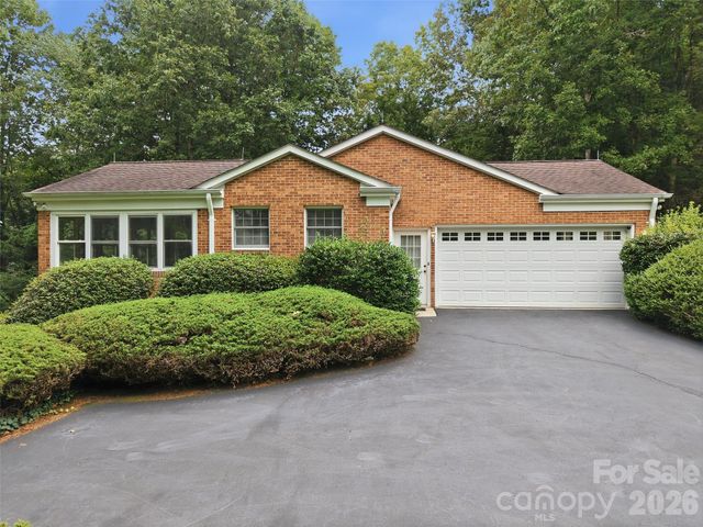 12 Legendary Road, Hendersonville, NC 28739