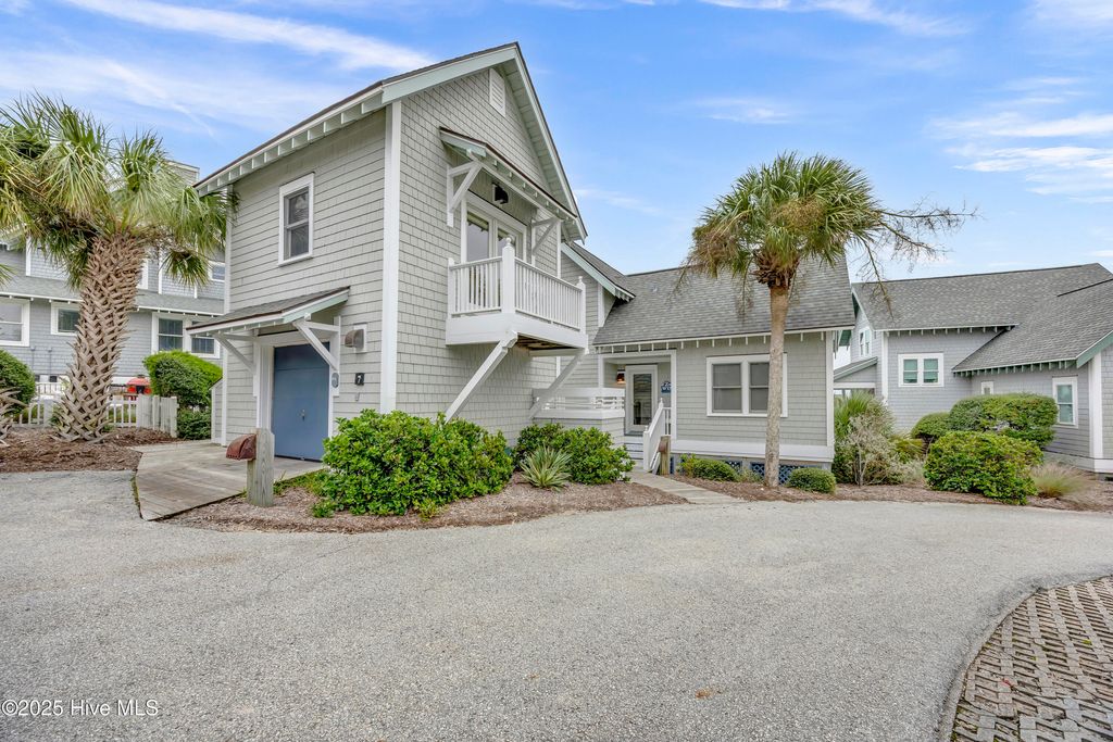 Image 6 of property listing at 7 Isle Of Skye Crescent, Southport, NC 28461