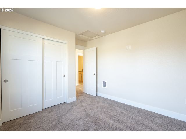 115 E Jersey St, Gladstone, OR 97027