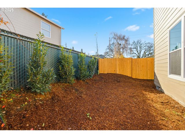 115 E Jersey St, Gladstone, OR 97027