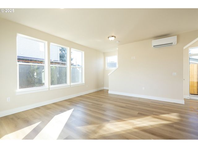 115 E Jersey St, Gladstone, OR 97027