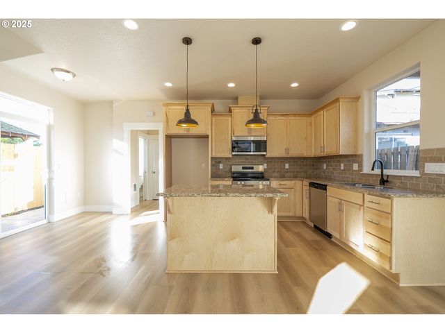 115 E Jersey St, Gladstone, OR 97027