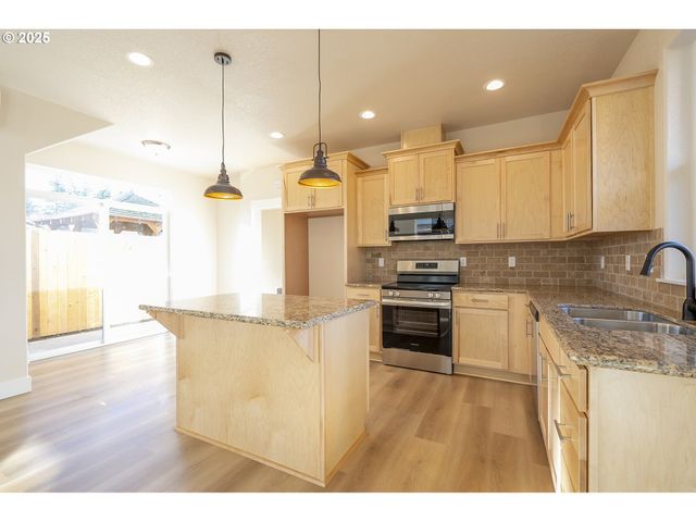 115 E Jersey St, Gladstone, OR 97027