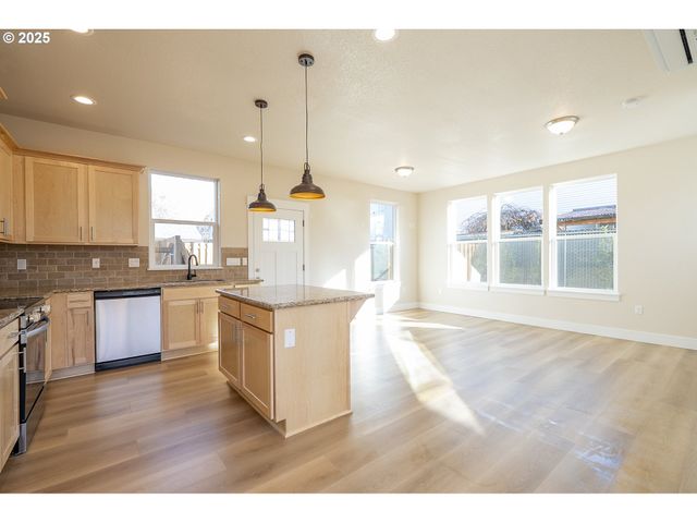 115 E Jersey St, Gladstone, OR 97027