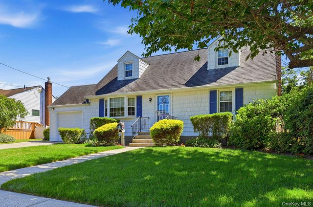 1 Dogwood Street, Farmingdale, NY 11735