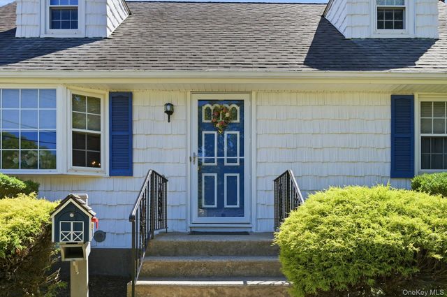 1 Dogwood Street, Farmingdale, NY 11735