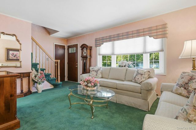 1 Dogwood Street, Farmingdale, NY 11735