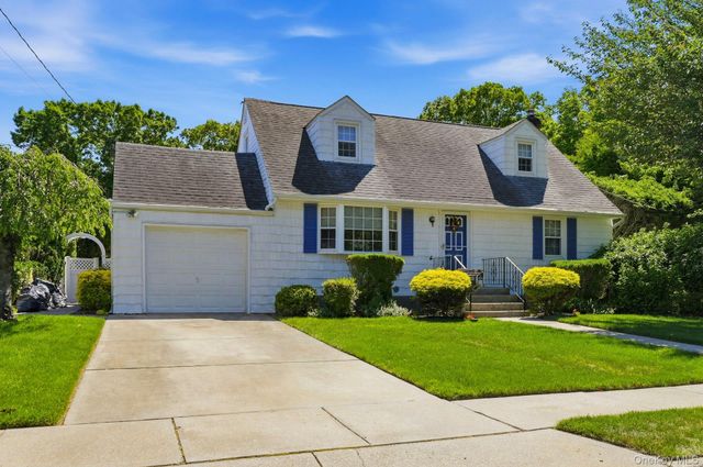 1 Dogwood Street, Farmingdale, NY 11735