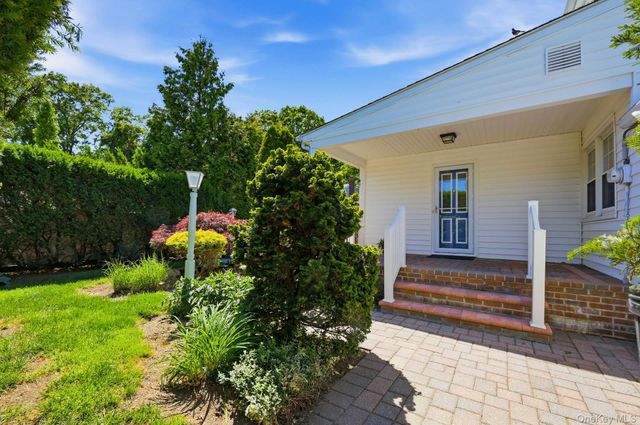 1 Dogwood Street, Farmingdale, NY 11735