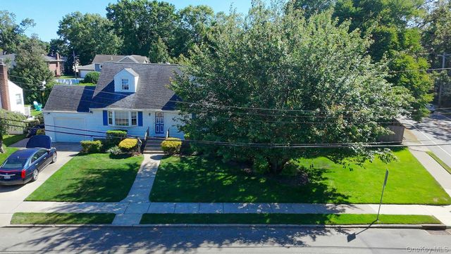 1 Dogwood Street, Farmingdale, NY 11735