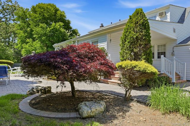 1 Dogwood Street, Farmingdale, NY 11735
