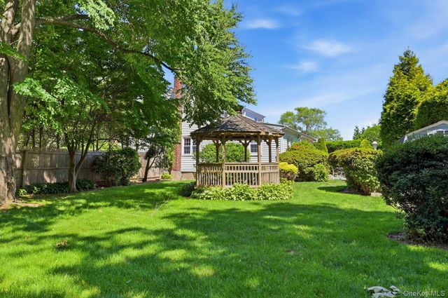 1 Dogwood Street, Farmingdale, NY 11735
