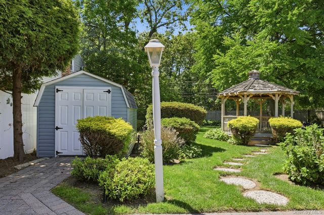 1 Dogwood Street, Farmingdale, NY 11735