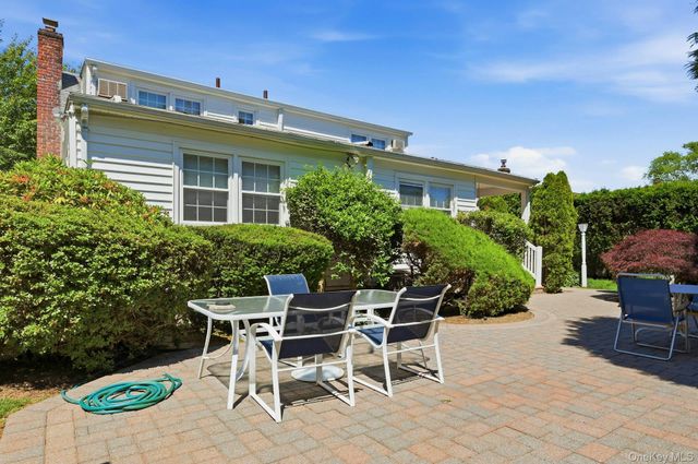 1 Dogwood Street, Farmingdale, NY 11735