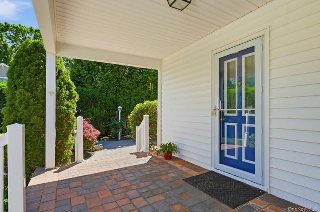 1 Dogwood Street, Farmingdale, NY 11735