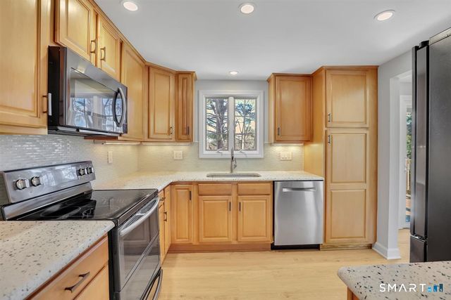 8 Blue Meadow Road, Middletown, CT 06457