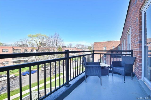 25 CANTERBURY Road 3-H, Great Neck, NY 11021