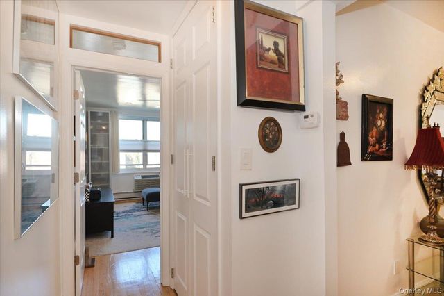 25 CANTERBURY Road 3-H, Great Neck, NY 11021
