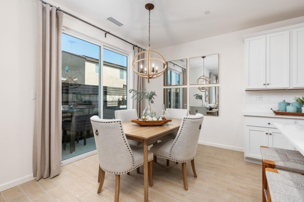 Image 11 of property listing at 6576 E Blushing Drive, Fresno, CA 93727