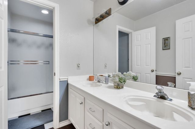 7011 Hunter Cove Drive, Arlington, TX 76001