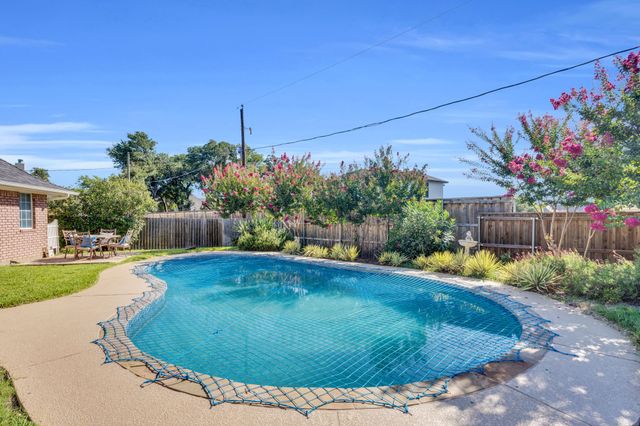 7011 Hunter Cove Drive, Arlington, TX 76001