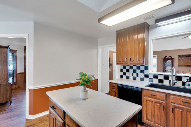7011 Hunter Cove Drive, Arlington, TX 76001