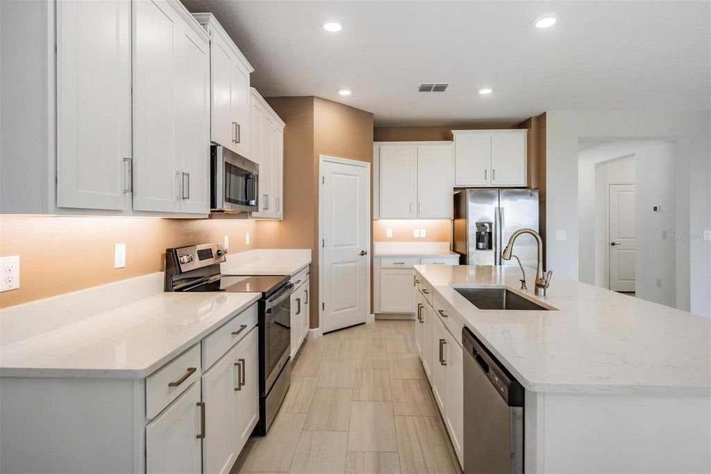 Image 6 of property listing at 10515 GABLE DIG LOOP, San Antonio, FL 33576