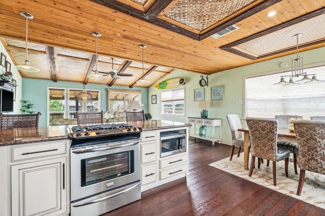 23 N Sandpiper Street, La Marque, TX 77568