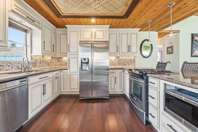 23 N Sandpiper Street, La Marque, TX 77568