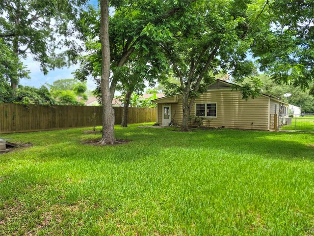 632 Kyle Street, Angleton, TX 77515